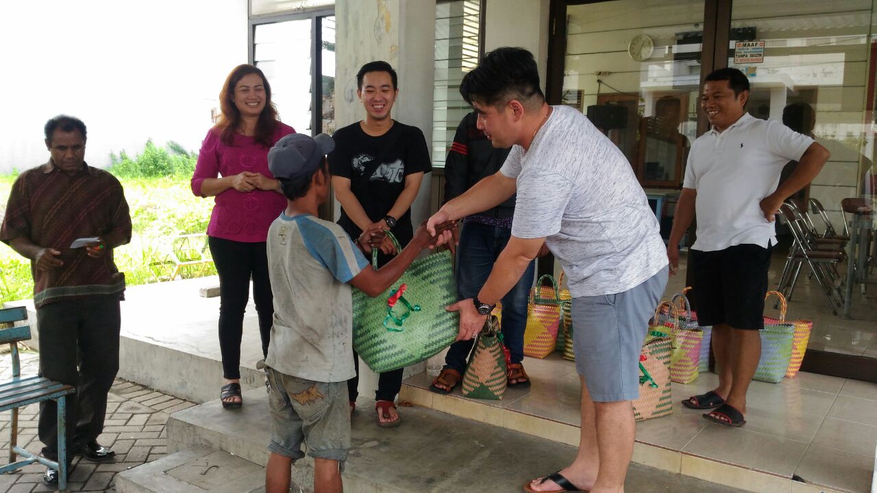 Sebuah tim gereja memberikan bantuan makanan dan pelayanan kepada masyarakat.